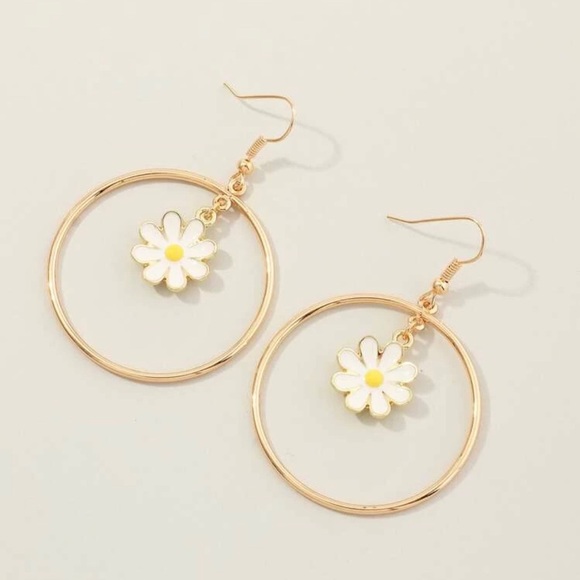 3/$30 💛 Flower Charm Hoop Earrings - Picture 3 of 4